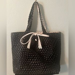 Perfect 2-in-1 reversible woven bag Urban Expressions black 1 side/white other